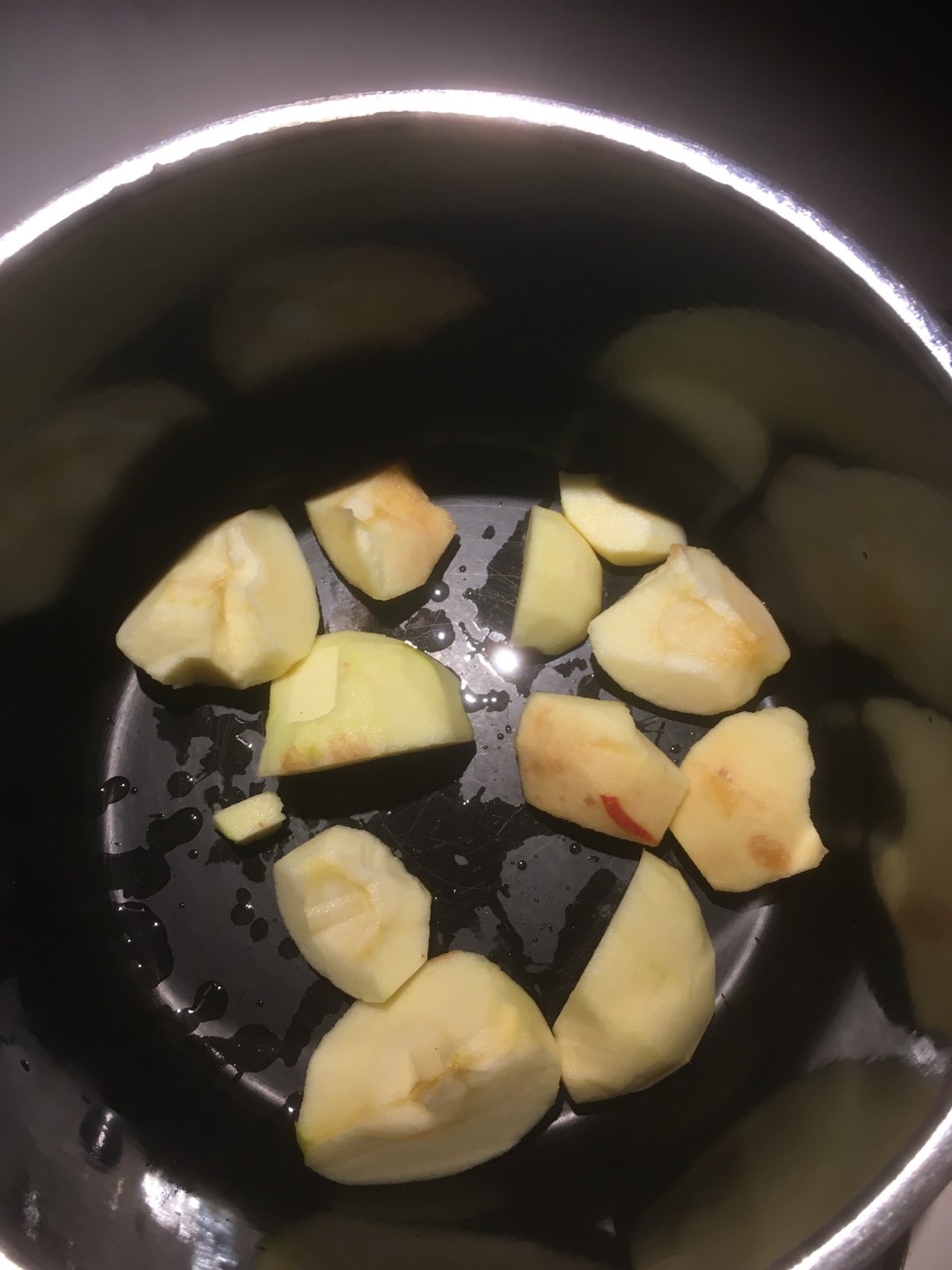 Äpfel kleinschneiden und in einen Topf geben